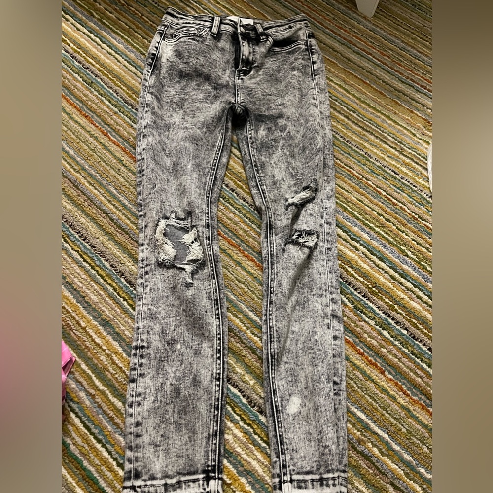 Cute hole Jeans fit really good! Only wore once